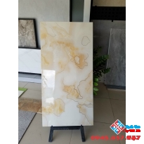 Đá bóng kiếng 60x120 lót nền khắc kim vàng