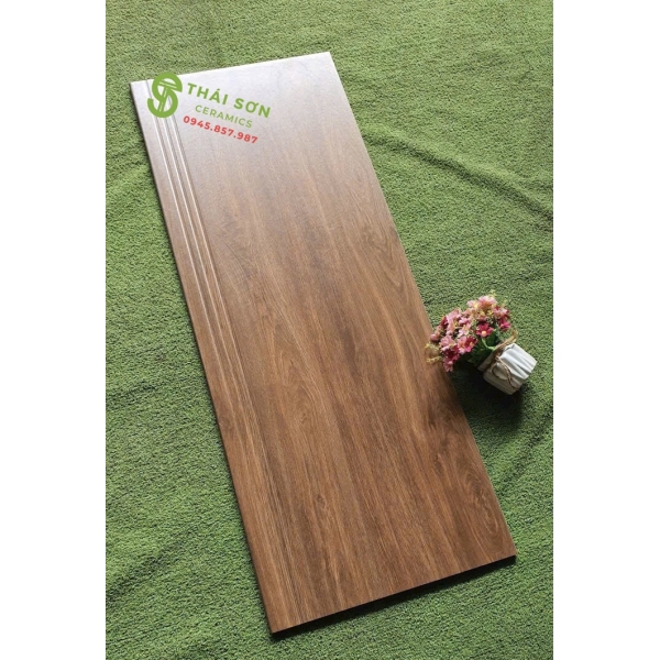 Gạch lát cầu thang 47x120 vân gỗ đỏ bề mặt mờ